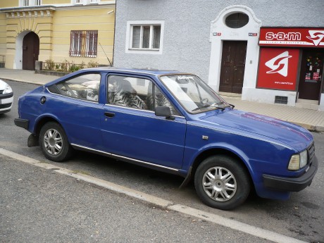 skoda-rapid-130-modry-z-boku