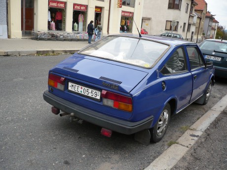 skoda-rapid-130-modry-zezadu